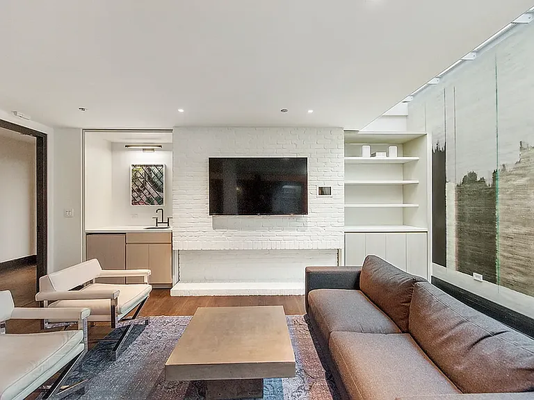 211 E 13th St #4J — Photo 18