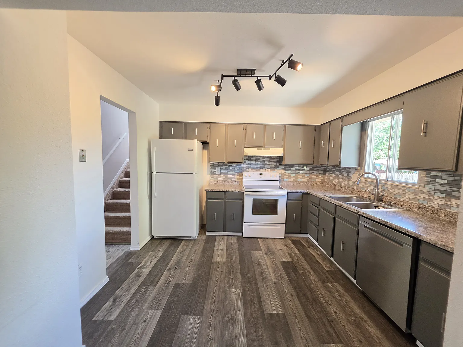 4 bed, 1553 sqft, $2,100 — Photo 3