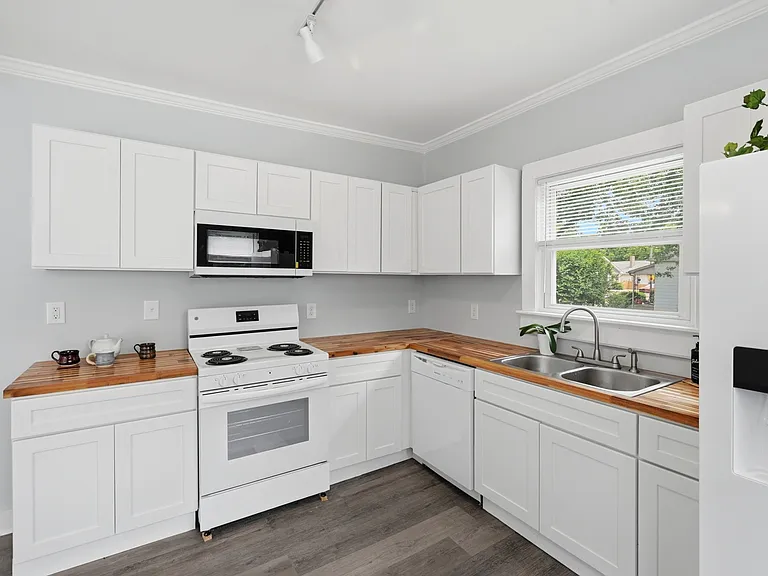 716 Everett St — Photo 9