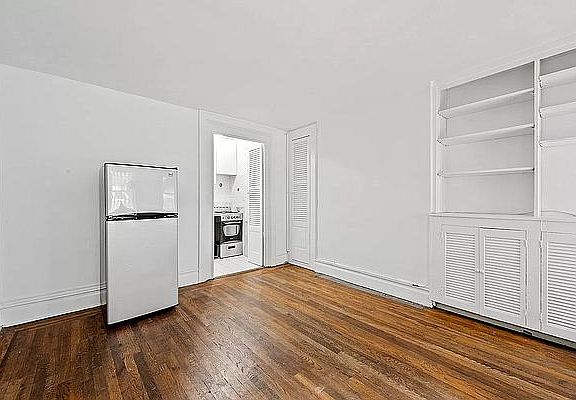 3rd image of 32 Beekman Pl #1B