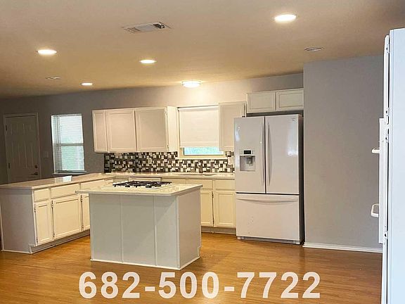 3rd image of 902 Penrod Dr