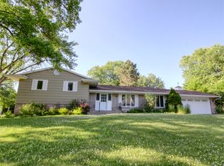 897 Brenner Ave W, Roseville, MN 55113