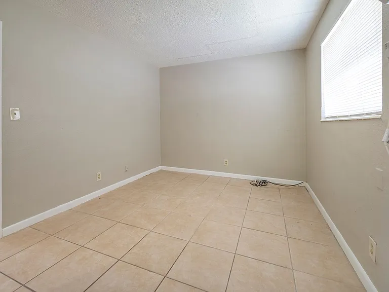 1146 NE 3rd Ave — Photo 14