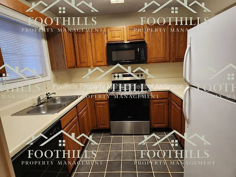 1011 Northlake Dr — Photo 4