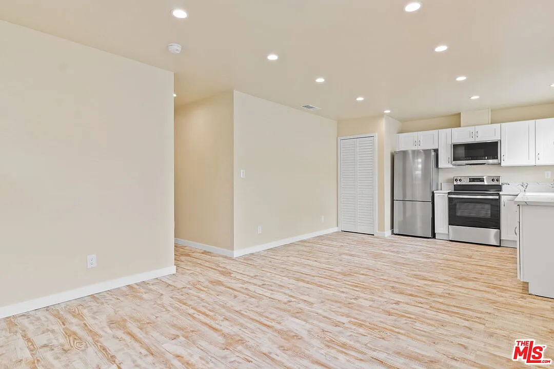3 bed, 2.0 bath, 854 sqft, $2,998 — Photo 3