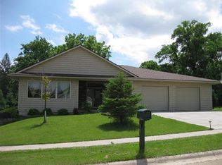 75 Whispering Pnes, Clinton, IA 52732