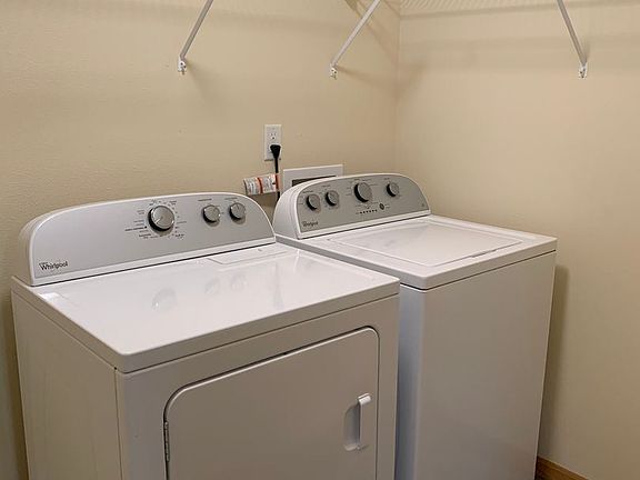 4th image of 605 33rd Ave W #213
