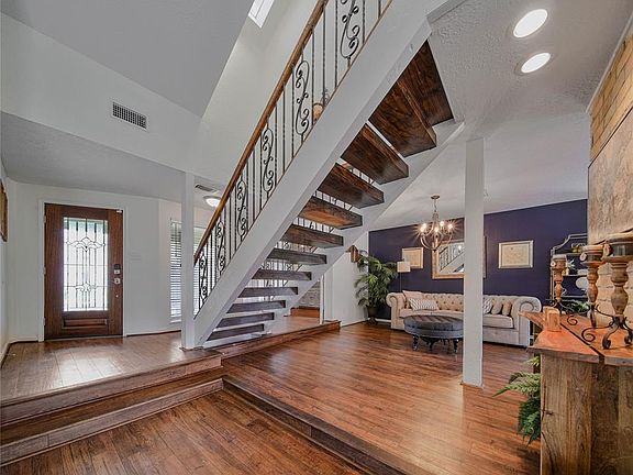 Grand entry with gorgeous staircase!