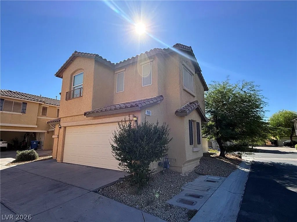 4 bed, 2.5 bath, 1937 sqft, $2,100 — Photo 2