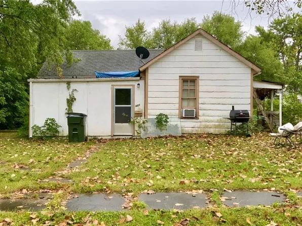 607 W 3rd St, Holden, MO 64040