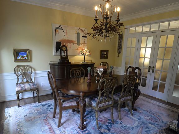 Formal dining w/French doors