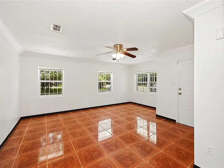 808 S Ivey Ln — Photo 5