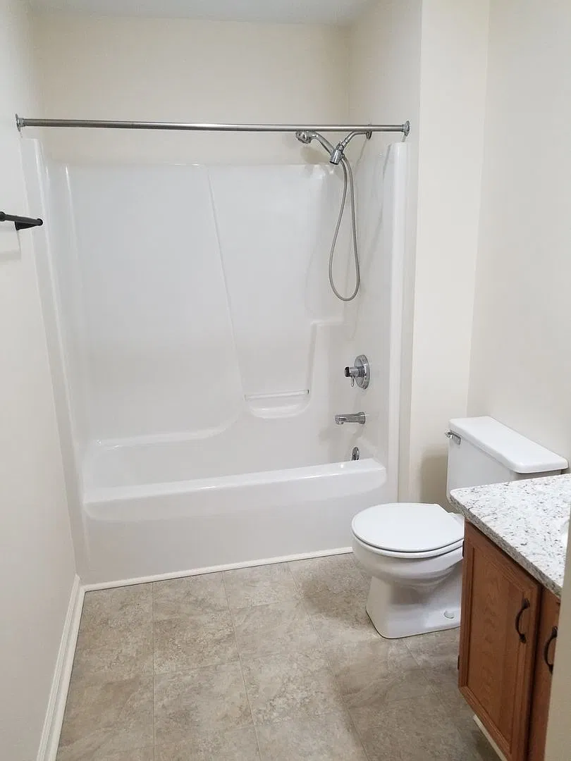 3 Bedroom Single Family House — Photo 4