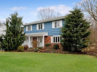 68 Ridge Rd, Smithtown, NY 11787