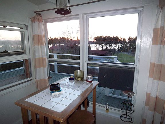 2nd floor porch w/lake view
