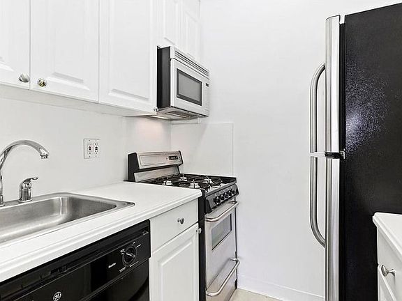 4th image of 85 E End Ave APT 16H