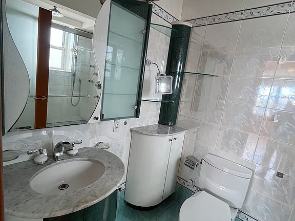 4th image of 35 Seacoast Ter APT 20P