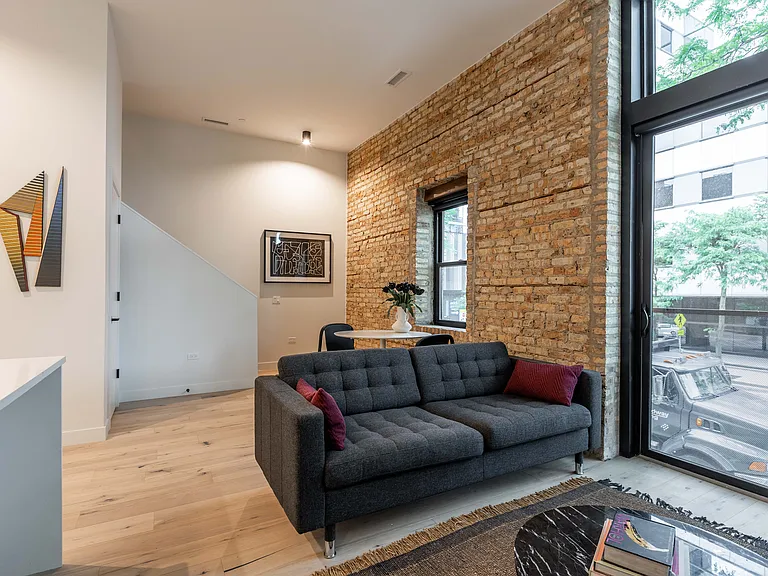 1700 Oak #01 (former model unit)