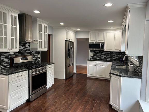 3rd image of 926 Aspen Dr
