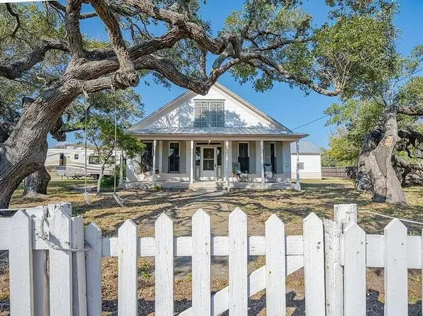 1229 S Church St, Rockport, TX 78382