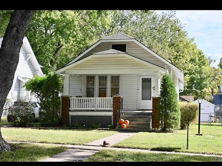 1274 SW High Ave — Photo 1
