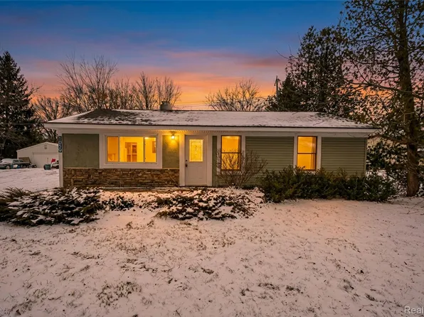 1059 Dunleavy Dr, Highland, MI 48356