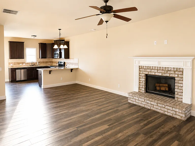 107 Truman Ct — Photo 2
