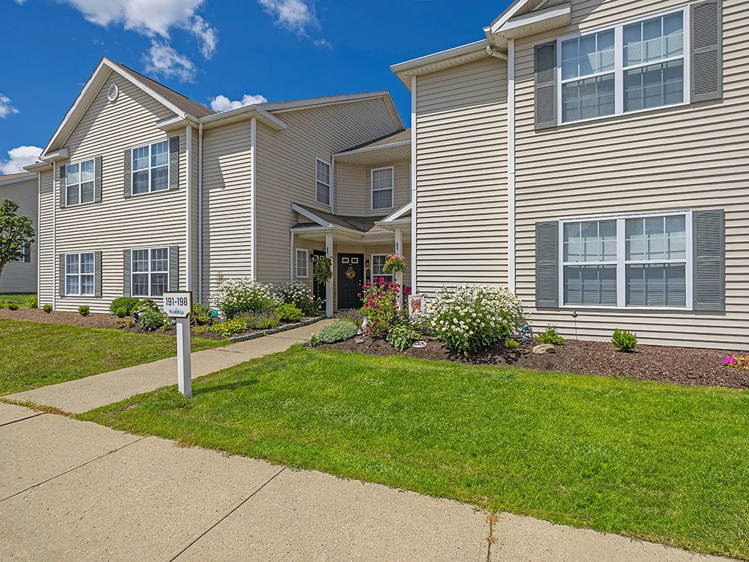 WoodsEdge Apartments — Photo 1