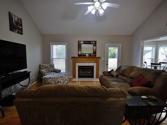 4th image of 294 Erin Cir