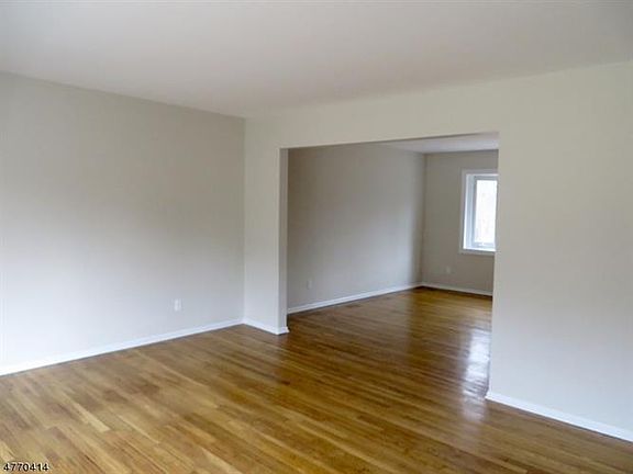 3rd image of 53 Oakland Dr E