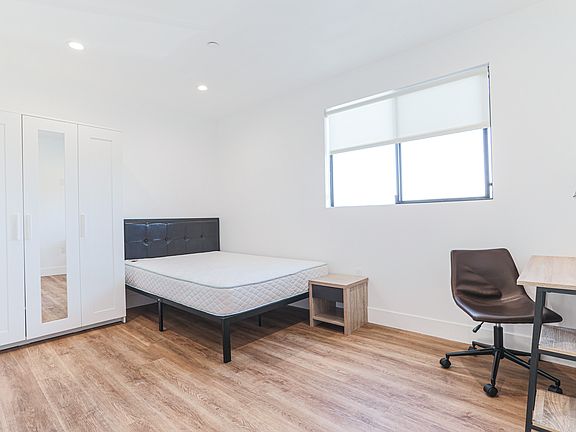 5th image of 1620 W 35th Pl #1620RM103