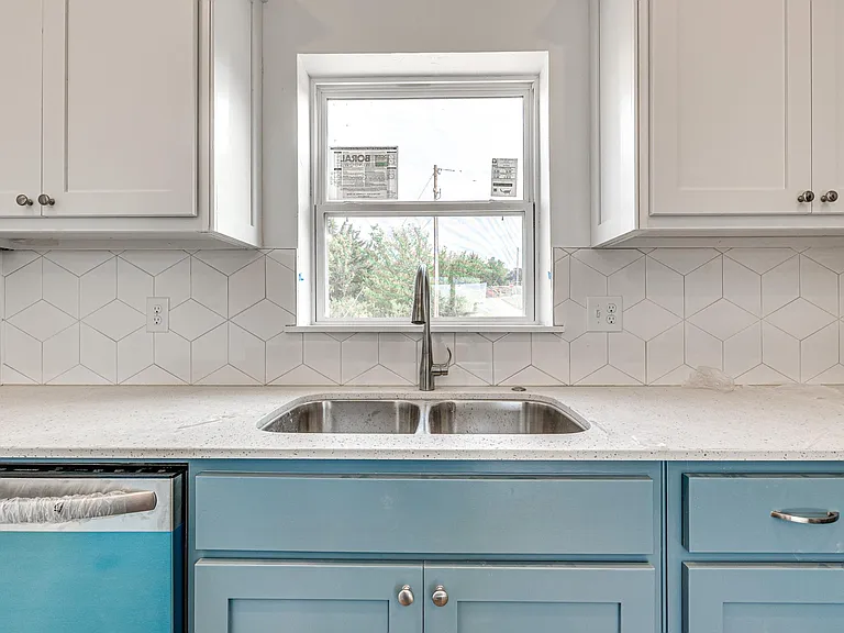 341 E 7th St — Photo 22