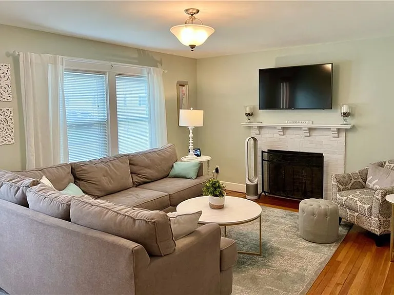 16 Florence Ave — Photo 4