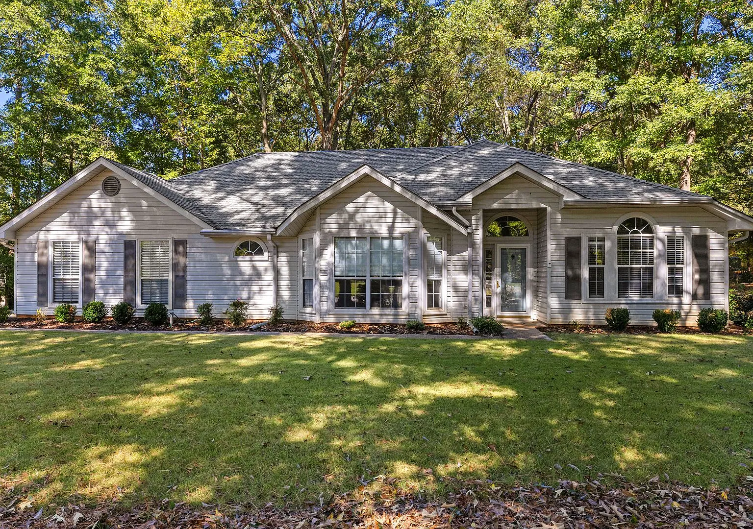 Updated 3 Bedroom Home with Fenced Backyard in Newnan — Photo 2