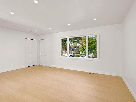3rd image of 19 E Mardale Cres NE