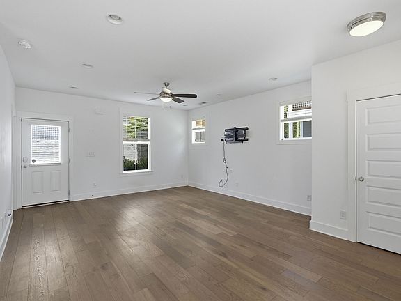 5th image of 802 Briar Cir