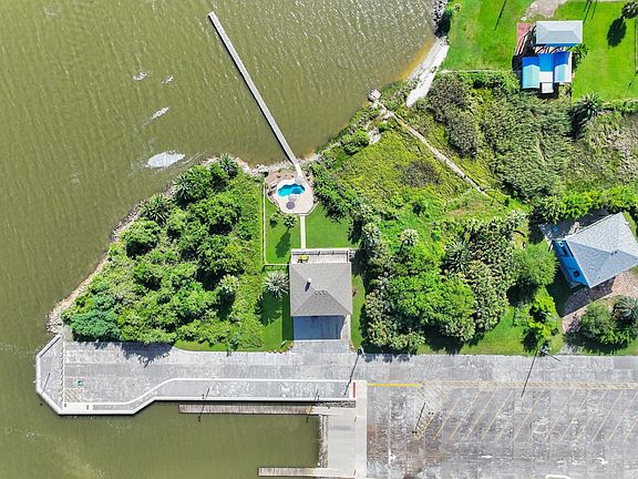 2nd image of 1300 Yacht Basin