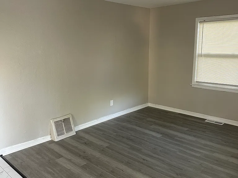 10185 Winkler Dr — Photo 7