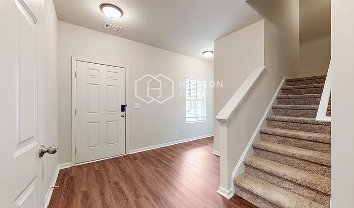 215 Scotland Dr — Photo 3