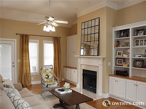 Built-Ins & Gas Fireplace