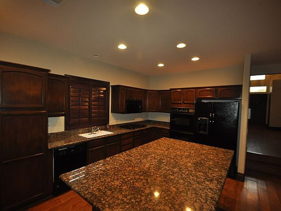 4th image of 696 Vineland Ave