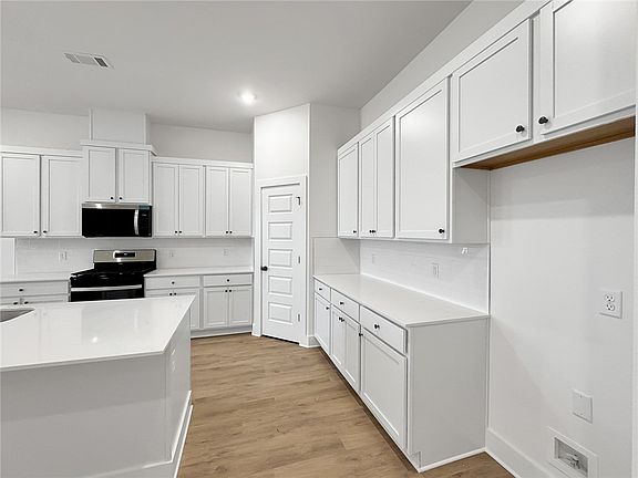 5th image of 2441 Longfellow Dr