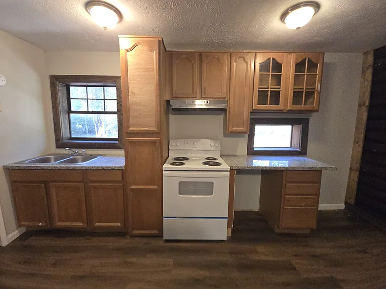 1099 W Hall Ave — Photo 1