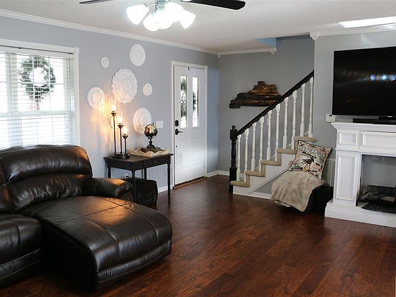 5th image of 239 W Grove Dr