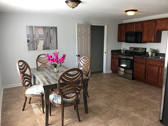 3rd image of 2203 Luana Dr E