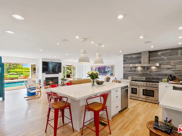7122 Dume Dr — Photo 11