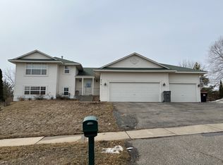 970 Sunny Ridge Dr, Carver, MN 55315