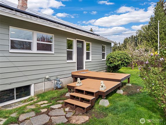 3rd image of 827 Boulevard Road SE