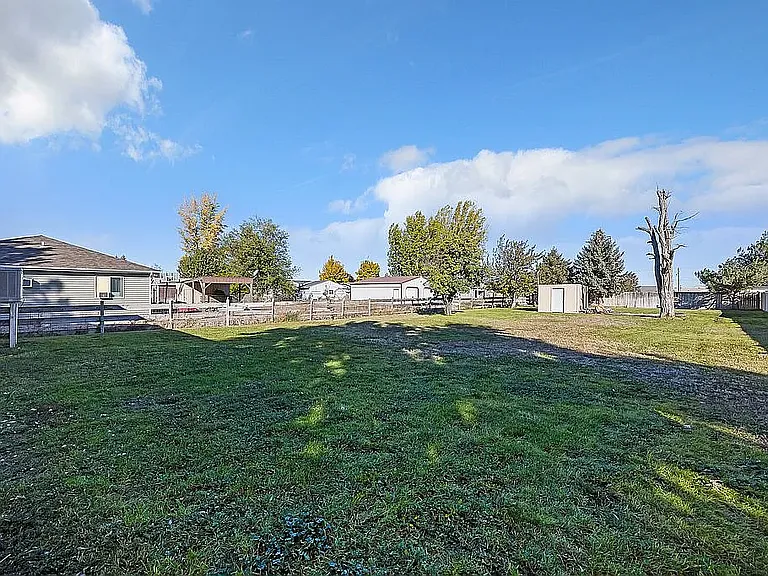 710 Taylor St W — Photo 31