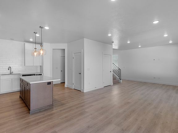 4th image of 1609 W Silver Canoe Way